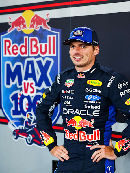 Silverstone'da düzenlenen "Max vs 100" etkinliğinde gülümseyen Max Verstappen