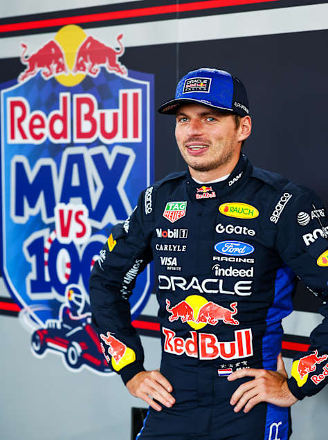 Silverstone'da düzenlenen "Max vs 100" etkinliğinde gülümseyen Max Verstappen