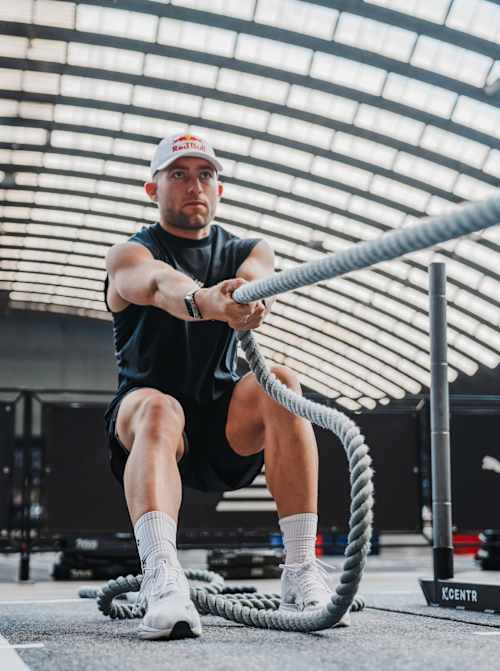 Jake Dearden, Red Bull-utøver, i aksjon på Hyrox verdensmesterskapet i Nice, Frankrike, den 7. juni 2024.  