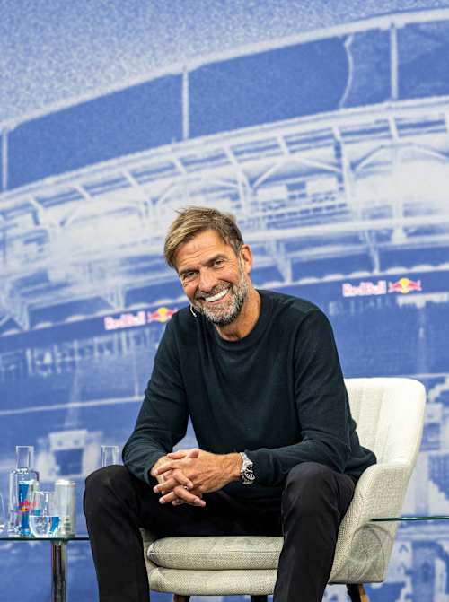 Jürgen Klopp lächelt bei einer Pressekonferenz