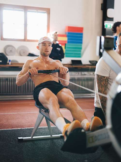 Jake Dearden cvičí během tréninku HYROX v Red Bull Athlete Performance Center v rakouském Thalgau 9. ledna 2025.