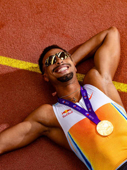 Лео Нойгебауер відпочиває із золотою медаллю чемпіонату світу в Токіо