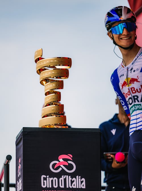 Giulio Pellizzari al via del Giro d'Italia 2026 con i gradi di capitano della Red Bull Bora Hansgrohe fotografato in Bulgaria.