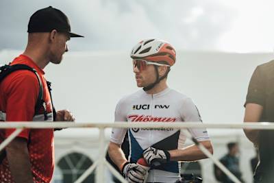 Mathias Fluckiger porte le maillot blanc distinctif du leader de la Coupe du monde UCI de VTT cross-country à Snowshoe aux États-Unis.
