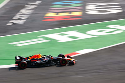 Le triple champion du monde Max Verstappen pilote sa monoplace Red Bull Racing lors d'un Grand Prix de Formule 1.