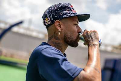 Neymar bebe uma lata de Red Bull durante o Ultimate Soccer Challenge em São Paulo, Brasil, em fevereiro de 2026