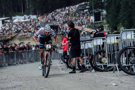 Mathieu van der Poel klimt uphill