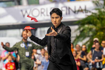 Le Coréen du Sud Seunghoon Lee s'est imposé dans la catégorie Voltige du championnat du monde officiel d'avions en papier Red Bull Paper Wings 2022.