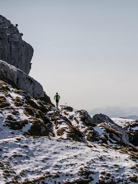 Un atleta corre durante el Red Bull Elements en Talloires, Francia, el 23 de septiembre de 2017.