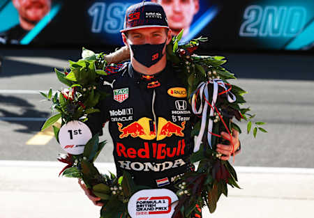 Max Verstappen świętujący triumf w sprincie F1 do wyścigu o GP Wielkiej Brytanii na torze Silverstone