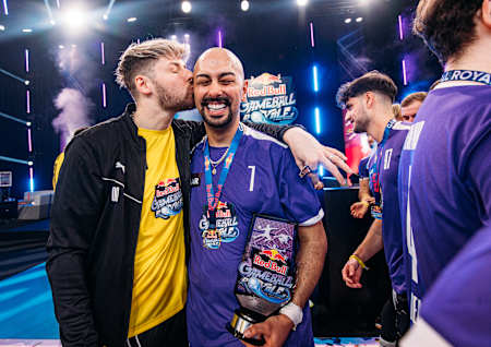 Rewi gratuliert Amar zum Sieg