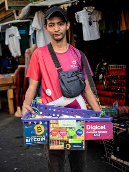 Er verkauft aus seinem Bauchladen heraus Kaugummis, Bonbons und kleine Säckchen mit Nüssen. Ein Viertel seines täglichen Umsatzes macht er mittler­ weile mit dem digitalen Geld.