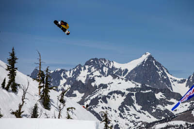 Le snowboardeur japonais Yuki Kadono au réalise une figure en snowboard slopestyle lors du Red Bull Recharged à Mammoth Mountain.