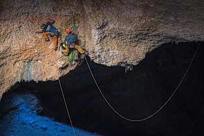 Stefan Glowacz y Chris Sharma escalan el último largo del techo de la Cueva, Cueva Majlis Al Chinn, Omán, el 28 de febrero de 2014.