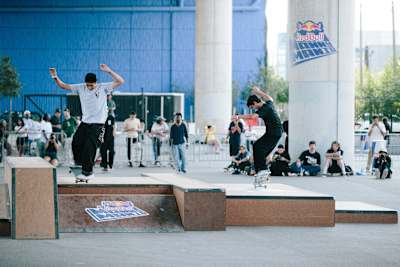 Les skateurs Will Gomez et Nico Ramos en pleine session de tricks au Red Bull Manny Mania 2022.