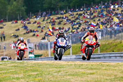 Imagen de una carrera de MotoGP en el circuito de Brno, República Checa.