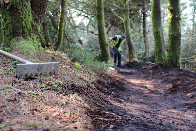 Entretien de sentier sur le BikePark Wales au Pays de Galles.