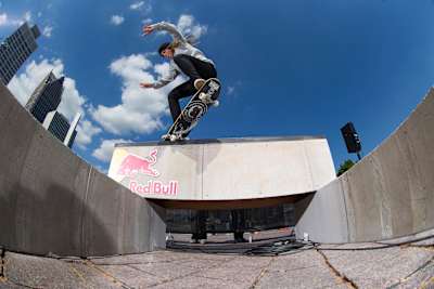 Letícia Bufoni, crooked grind na Red Bull Hart Lines.