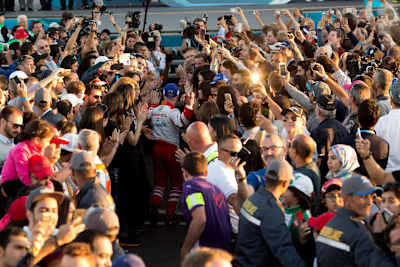 Felix Rosenqvist llega al circuito durante la prueba de la Fórmula E Marrakech ePrix 2016 en Marruecos.