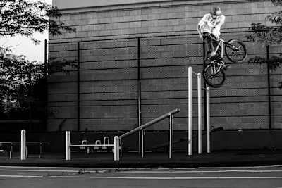 Anthony Perrin, rider pro, pose un trick en BMX Street dans la ville de Philadelphie aux USA.