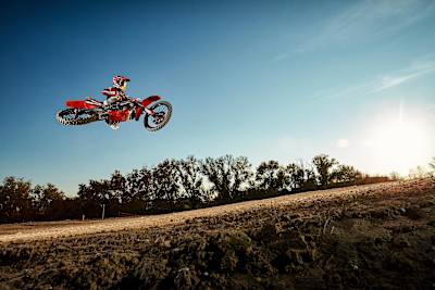 El motocross es su método preferido para completar su preparación física