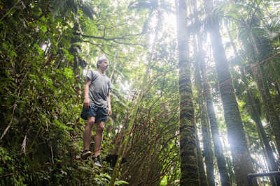 Alex Mason durante el Red Bull Slackladder en Haleiwa, Hawái.