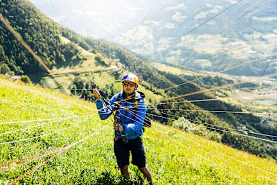 El parapentista Aaron Durogati se prepara para el despegue en Merano, Italia, el 7 de junio de 2017.