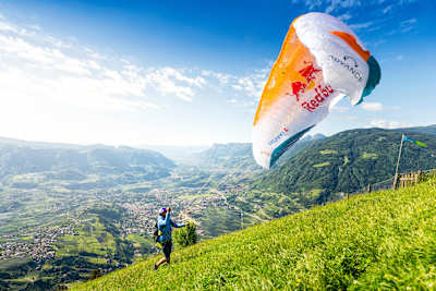 El parapentista Aaron Durogati se prepara para despegar en Merano, Italia, el 7 de junio de 2017.