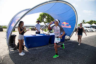 Braden Currie na punkcie Energy Station podczas MŚ Ironman w Kona na Hawajach w 2017 roku