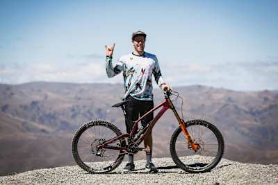 Reece Potter con su bici en Queenstown, Nueva Zelanda.