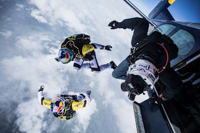Les parachutistes des Soul Flyers Fred Fugen et Vincent Reffet réalisent un saut en parachute en s'élançant d'un avion lors d'une séance d'entraînement en Autriche.