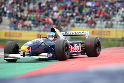 Le Français Jean Alesi, roule au volant de la Sauber C14 de 1995, lors du défilé de légendes organisé au Red Bull Ring en 2015.