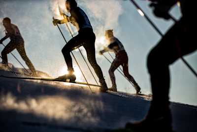 Des skieurs de fond remontent une pente.