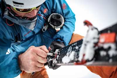 Bernhard Hug fixing his binding at Red Bull Der Lange Weg