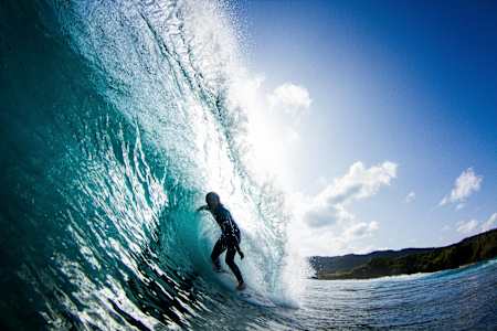 Japans Hiroto Arai surft seine Lieblingswelle: Bira Reef auf Amami Island.