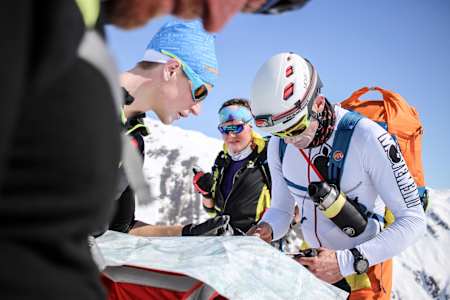 Bernhard Hug estudia un mapa durante el Red Bull Der Lange Weg entre Airolo y Rifugio Arona, Suiza, el 7 de abril de 2018.