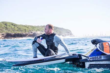 El surfer Mark Mathews en un momento de relax en la bahía de Botany, Australia, el 4 de junio de 2015.