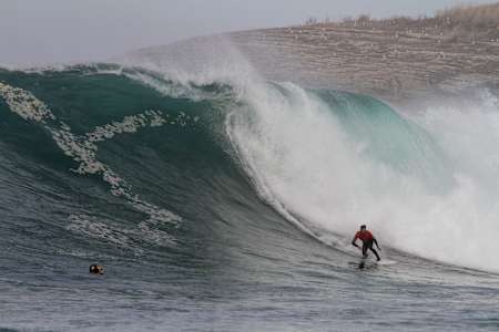 Aritz Aranburu surfe une grosse vague lors du Santa Marina Challenge, en Espagne.