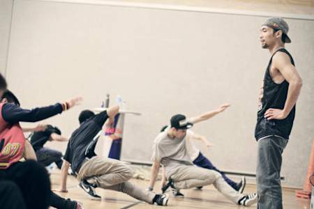B-Boy Ronnie unterrichtet eine Klasse während eines Tanz-Workshops.