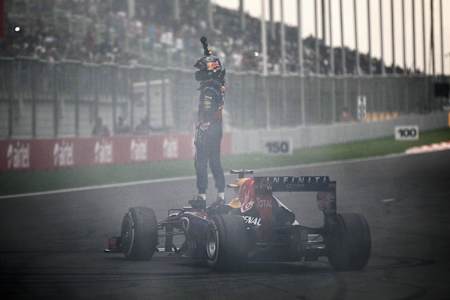 Sebastian Vettel z Red Bull Racing świętujący zdobycie 4. mistrzostwa świata F1 z rzędu po wyścigu o GP Indii w 2013 roku.