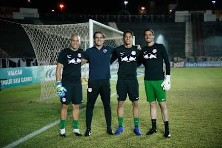 Rodrigo Bruns e os goleiros do Braga: Julio Cesar, Maycon Cleiton e Cleiton