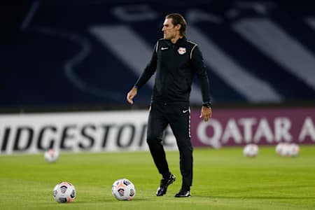 Haja perna! Bruns chega a chutar mais de 300 bolas em um treino de 2h30