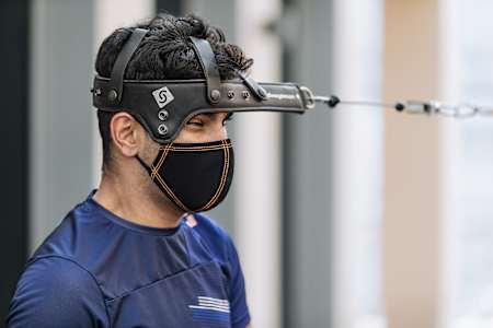 Le coureur indien Jehan Daruvala s'entraîne et s'échauffe avant une course sur le circuit de Yas Marina à Abu Dhabi.