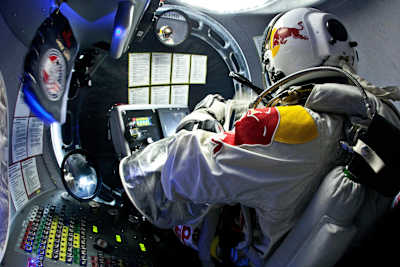 Felix Baumgartner réalise d'ultimes vérifications avant le grand saut.