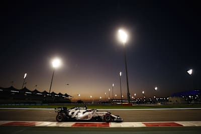 Pierre Gasly ze Scuderii AlphaTauri w akcji podczas rundy F1 o GP Abu Zabi 2020.