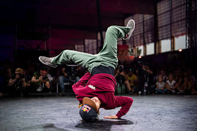 Ami spinning on her head while pushing with one hand