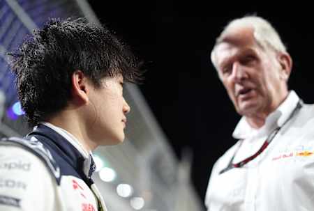 Helmut Marko en conversación con Yuki Tsunoda.
