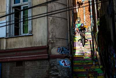 Le pilote VTT Tomas Slavik dévale des escaliers lors de la descente urbaine Red Bull Valparaiso Cerro Abajo 2019 à Valparaiso, au Chili.