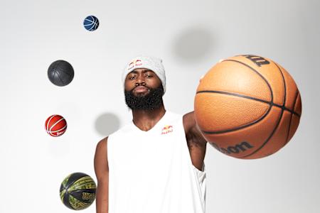 Jaylen Brown im Porträt mit Basketball. 