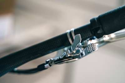 Модифицированный рычаг переключения, связанный одновременно с амортизатором